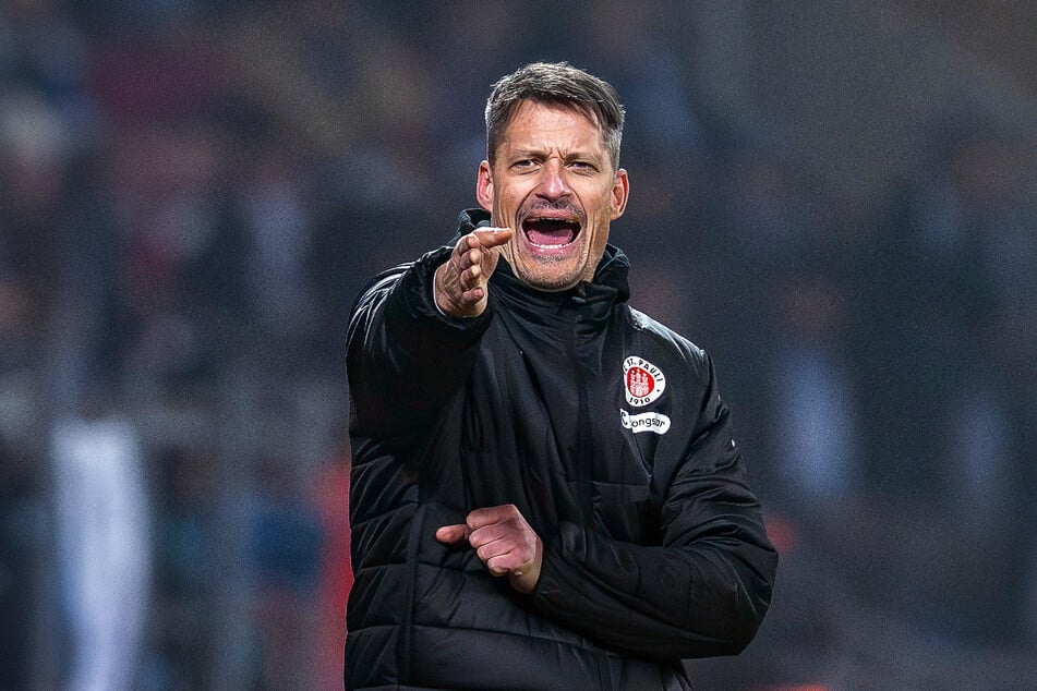 St. Paulis Trainer Alexander Blessin (51) legte nach der Bochum-Pleite den Finger in die Wunde.