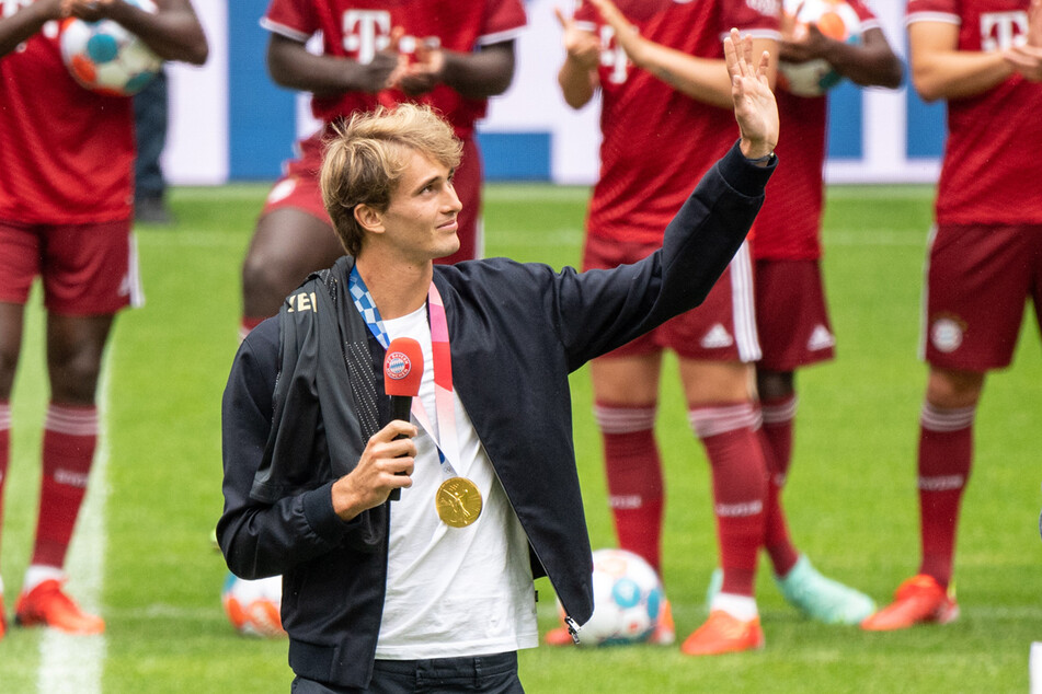Tennis-Olympiasieger Alexander Zverev (24) freut sich über die Ehre beim FC Bayern München.