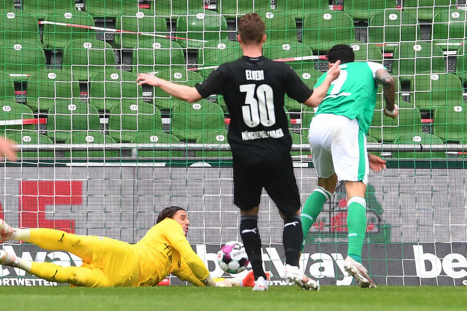 Die vermeintliche Schlüsselszene bei der Bremer 2:4-Niederlage gegen Borussia Mönchengladbach: Werder-Stürmer Davie Selke (26, r.) verstolpert in der 19. Minute den Ausgleichstreffer gegen Gladbach-Keeper Yann Sommer (32).