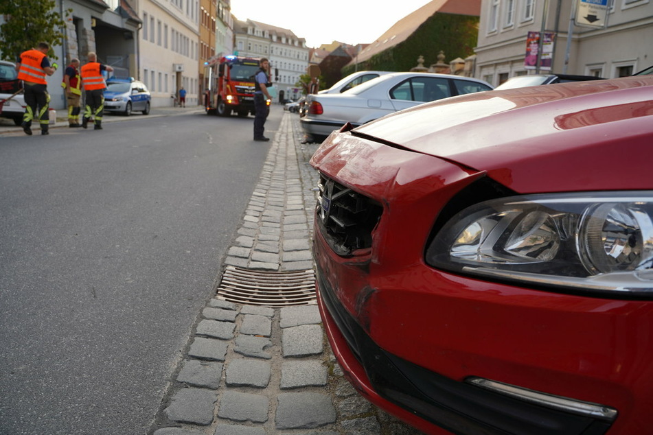 Der Volvo kollidierte mit dem VW und schob ihn gegen eine Hauswand.