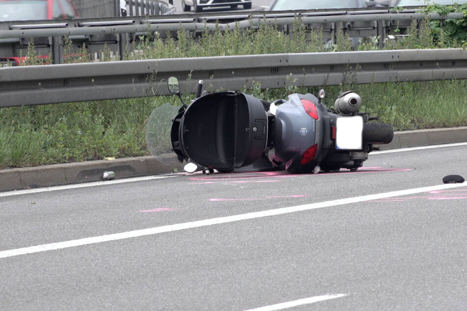 Der Roller liegt umgekippt auf der Straße.
