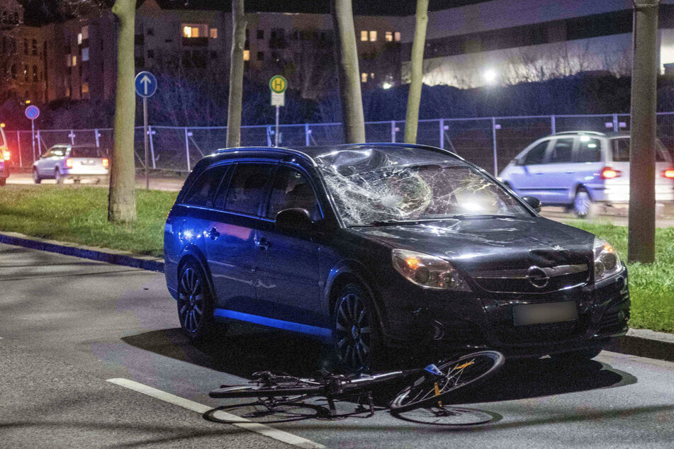 Ohne Licht unterwegs: Radfahrer (37) von Auto erfasst und lebensgefährlich verletzt