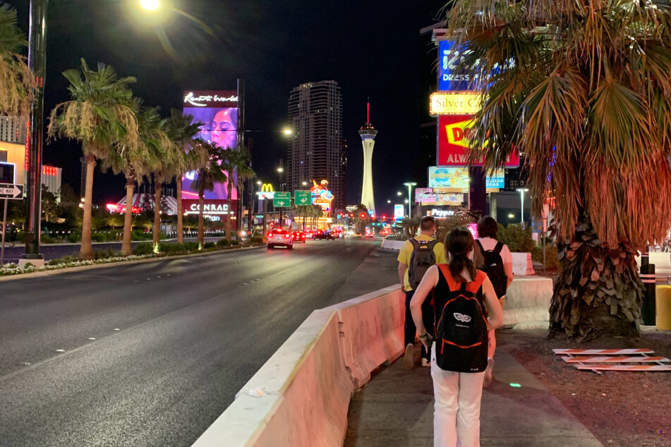 Nachts verwandelt sich Las Vegas dann in eine pulsierende Metropole voller Lichter. Fast 40 Millionen Menschen besuchen Jahr für Jahr die Stadt in der Wüste Nevadas. Der Tourismus ist mit Abstand der wichtigste Wirtschaftsfaktor in "Sin City".