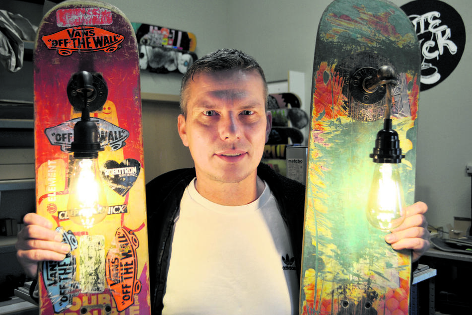 Aus Alt mach Neu: Der Großenhainer Unternehmer Torsten Zieger (50) verarbeitet alte Skateboards zu neuen Wand-Lampen.