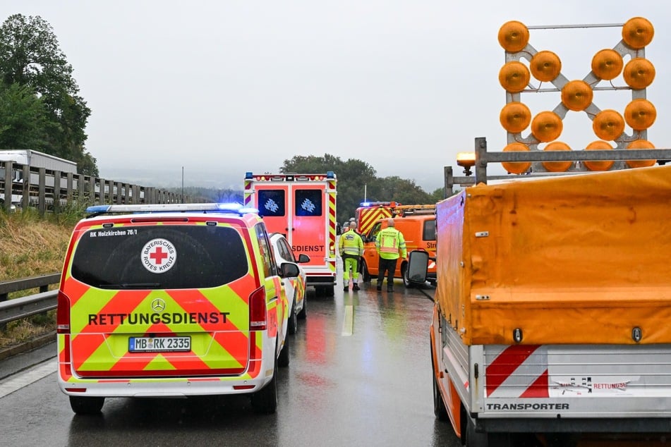 Feuerwehr und Rettungsdienst befinden sich auf der Fahrbahn.