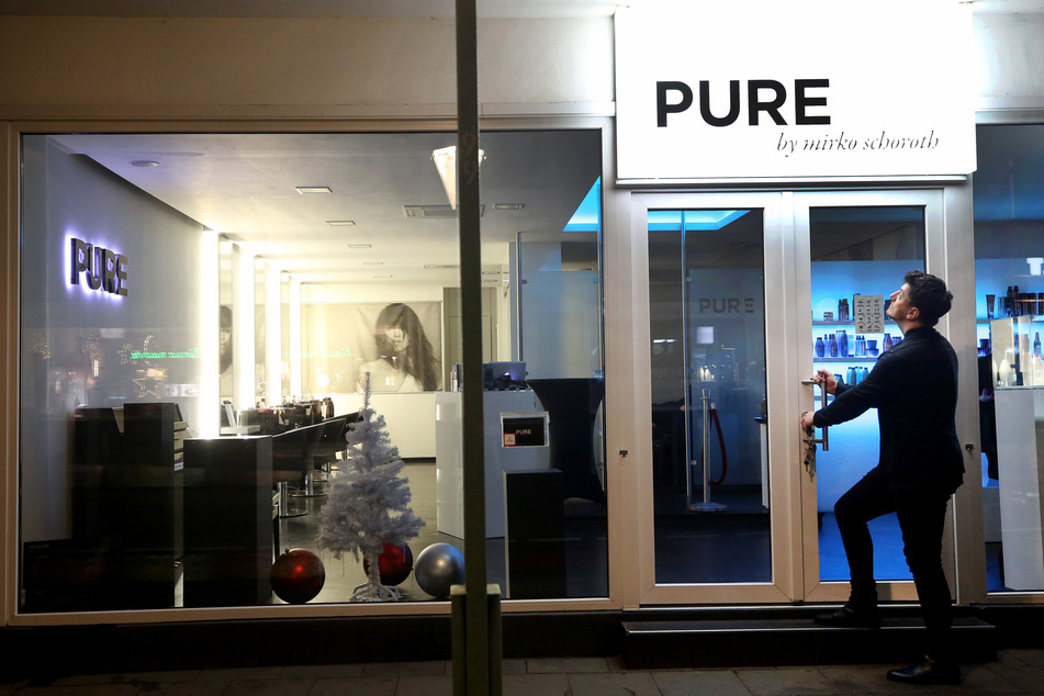 Am Sonntag sind Friseure dazu aufgerufen, in den Salons 24 Stunden lang das Licht anzulassen. Mit der Aktion wollen sie auf ihre Misere aufmerksam machen.