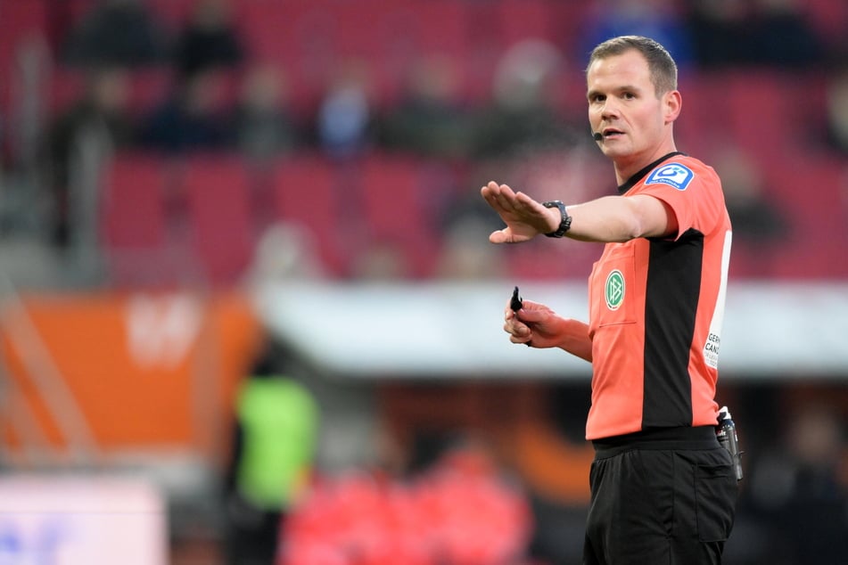 Robin Braun (29) leitet die Partie HSV gegen Bayer 04 Leverkusen. Bereits im November pfiff er die Auswärtspartie der Rothosen in Augsburg.