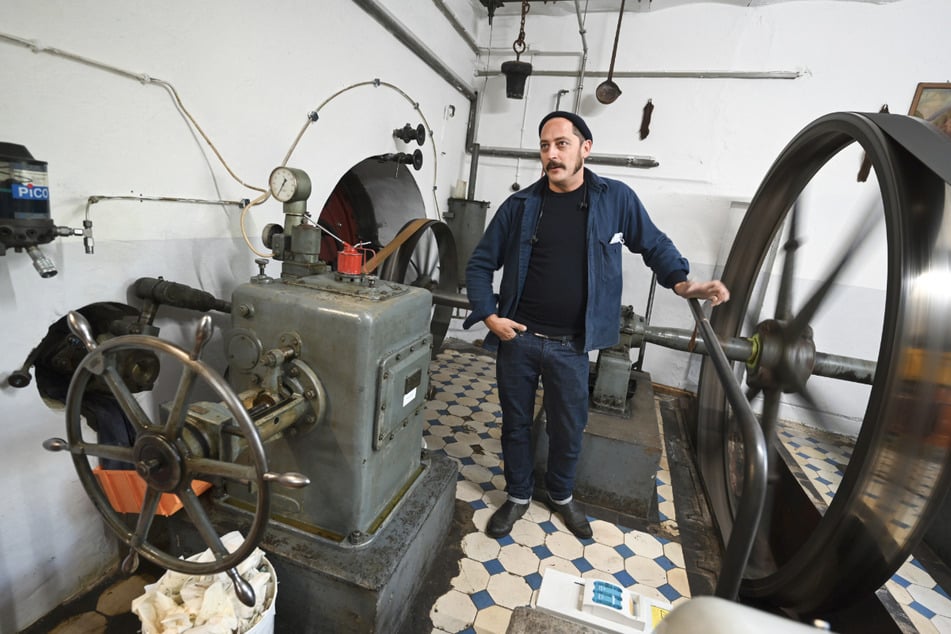 David Kremer, Geschäftsführer von Kremer Pigmente, steht im Turbinenraum der ehemaligen Getreidemühle, die mit Wasserkraft betrieben wird. Mit Mühlsteinen, Öfen und Sieben macht eine alte Getreidemühle die Welt ein bisschen bunter.