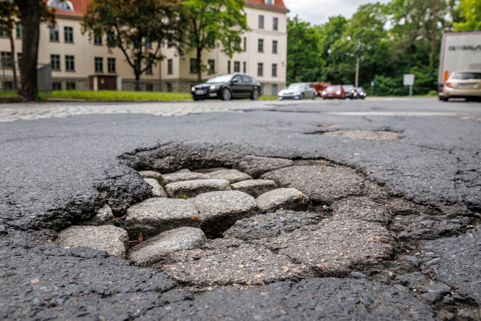 Für Schlaglöcher wie dieses ist die Stauffenbergallee bekannt.