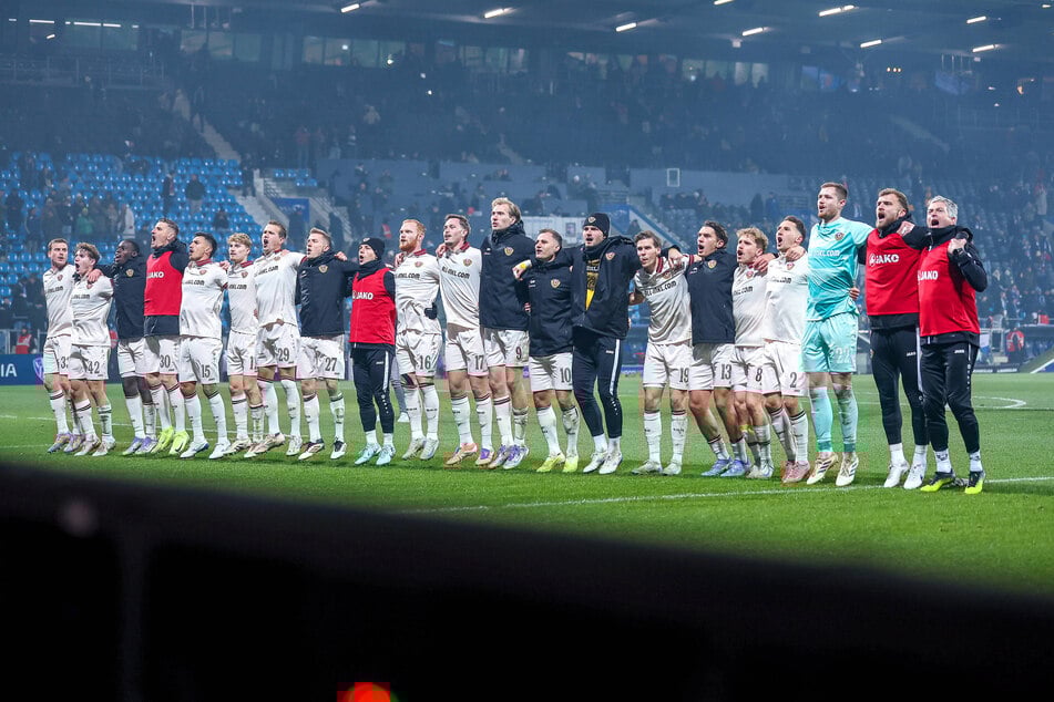 Lennart Grill (26, 3.v.r.) und Tim Schreiber (23, 8.v.r.) mitten drin beim Jubel vor den eigenen Fans in Bochum.