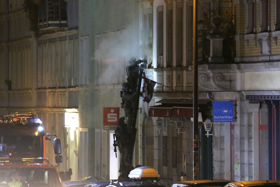 Spezialkräfte im Einsatz an der Wohnung.