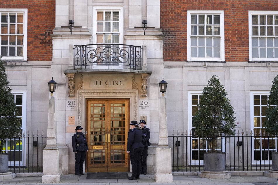 In der Privatklinik in London wird König Charles operiert.