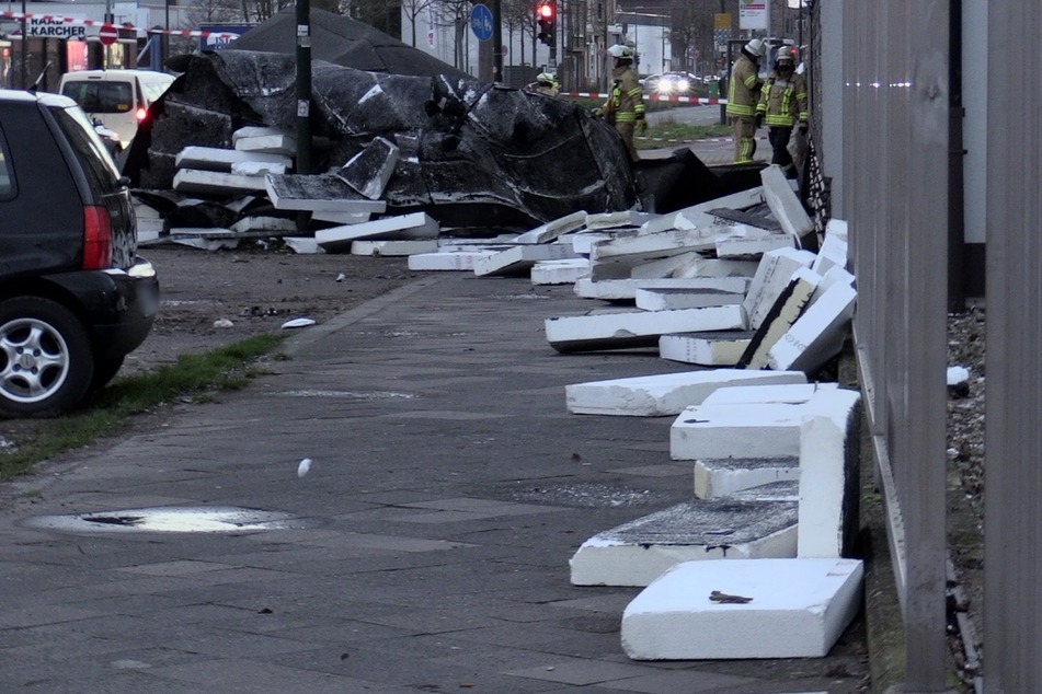 Der starke Wind hat Teile eines Flachdaches in Düsseldorf abgedeckt. Die Trümmer stürzten auf die Straße.