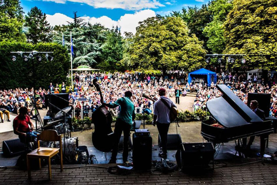 Das "Jazz Open Hamburg"-Festival lockt bereits seit 1996 einmal im Jahr Tausende Besucher in den Park "Planten un Blomen". (Archivfoto)