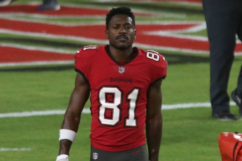 Bucs wide receiver Antonio Brown obtained a fake COVID-19 vaccination card to avoid the league's Covid-19 protocols.