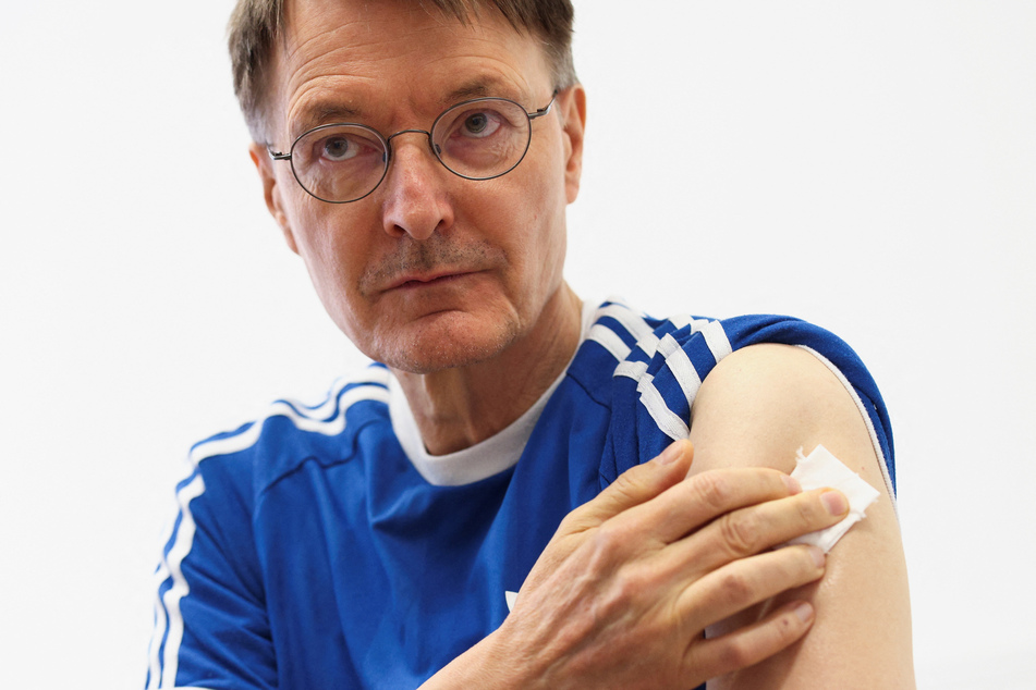 Bundesgesundheitsminister Karl Lauterbach (60, SPD) ließ sich am heutigen Montag bereits mit dem angepassten Stoff impfen.