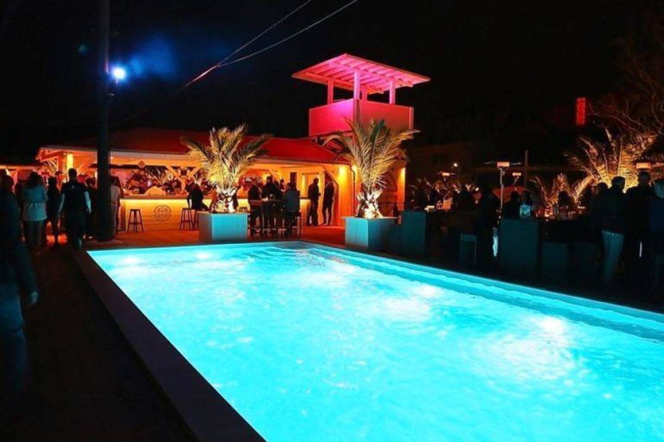 So schön sieht der Purobeach bei Nacht aus.
