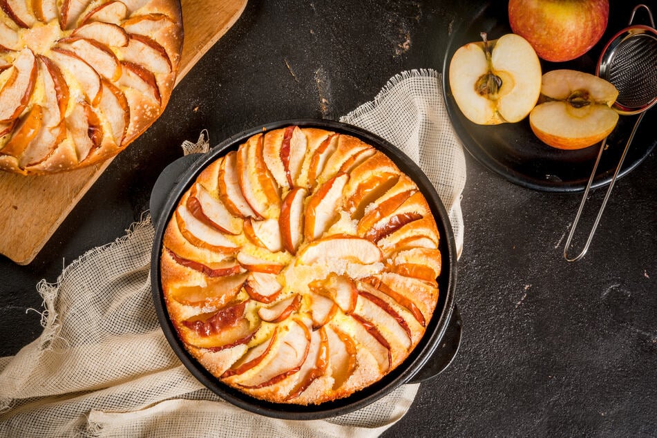 Probiere das Rezept für Apfelkuchen aus der Pfanne.