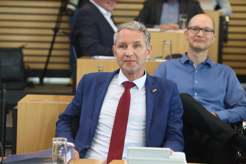 Björn Höcke (50, Bildmitte) und seine AfD-Fraktionskollegen erhielten von einem Großspender 100.000 Euro. Weil sich die Abgeordneten in der Folge mehrfach demokratiefeindlich äußerten, wollte er sein Geld zurück.