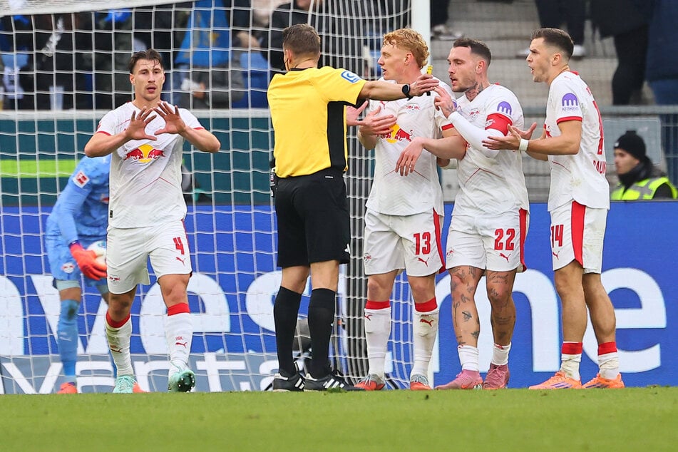 Alle Reklamation brachte nix: Das Tor zum 2:1 zählte, obwohl ein Leipziger zuvor wohl gefoult wurde.