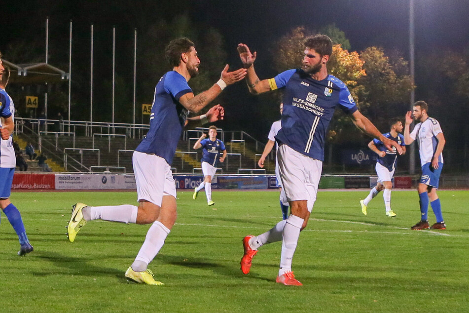 CFC-Torschütze Andis Shala (32, l.) und Kapitän Niklas Hoheneder (34) bejubeln das 1:0.