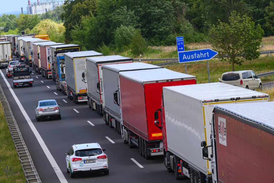 Auf dem rechten Fahrstreifen hat sich eine kilometerlange Lkw-Schlange gebildet.