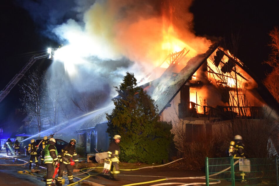 Explosion bei Hausbrand: Zuhause einer Familie geht in Flammen auf!