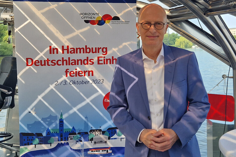 Dr. Peter Tschentscher (57, SPD) an Bord des Solarschiffes "Alstersonne". Der Bundesratspräsident eröffnete am Montag das Bürgerfest zum Tag der Deutschen Einheit.