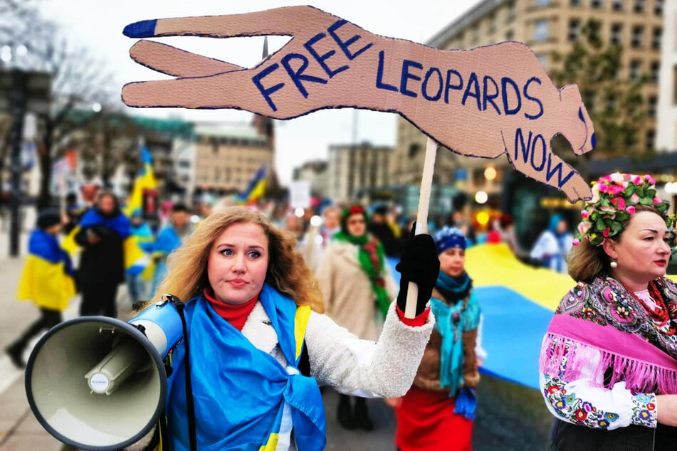 Eine Demonstrantin hält während eines Protestmarsches ein Schild mit der Aufschrift "Free Leopards now!". Mehrere Hundert Menschen haben für die Lieferung von Leopard-Panzern an die Ukraine demonstriert.