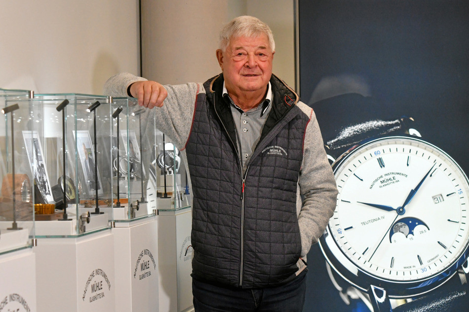 Hans-Jürgen Mühle (80) hat mit seinem Vater Hans (†1970) das Uhrenhandwerk über zwei Enteignungen und auch über die Wende gerettet.