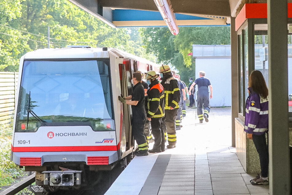 Rettungskräfte schoben die Bahn nach dem Unfall in die Haltestelle, wo sie evakuiert wurde.