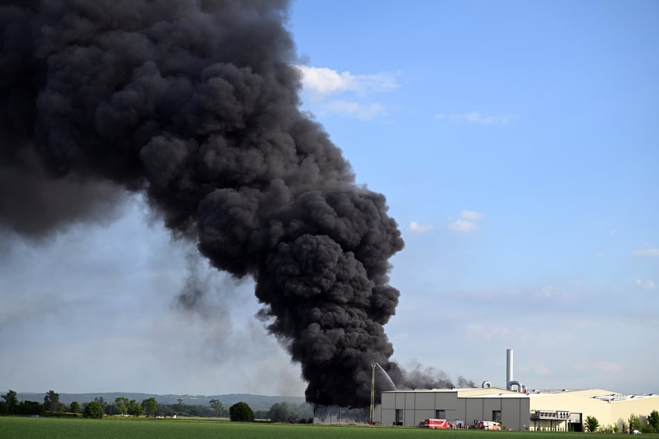 Die Flammen griffen auf eine Lagerhalle über.