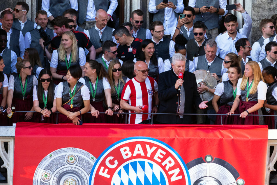 Münchens Oberbürgermeister Dieter Reiter (56, SPD, Mitte r.) gratulierte den FCB-Damen und Herren zur Meisterschaft.
