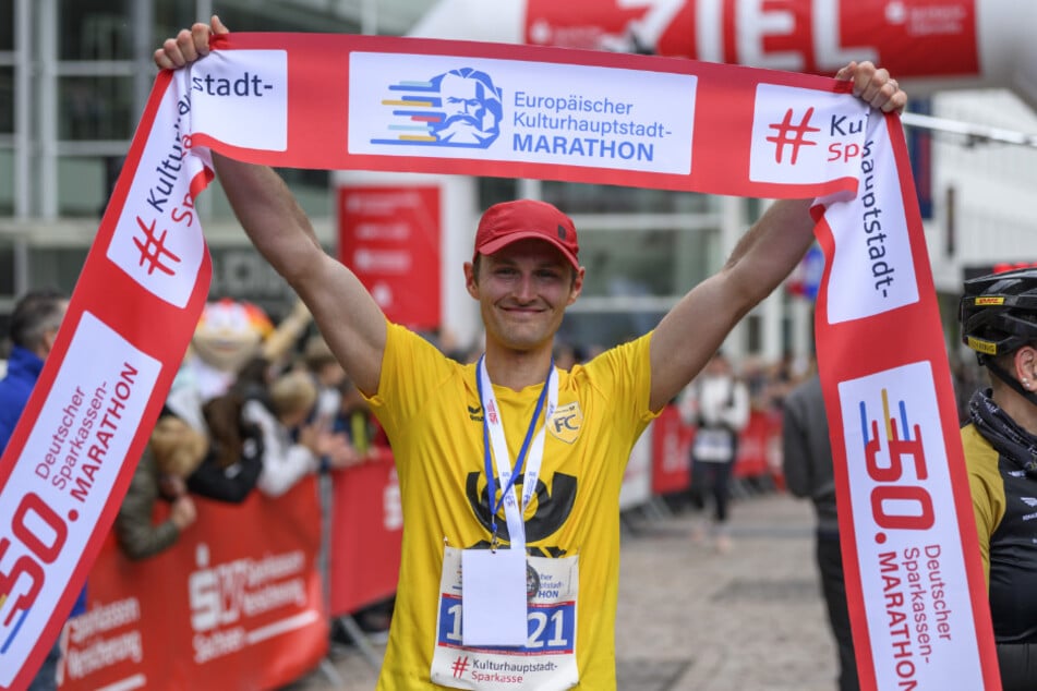 Strahlender Sieger: Luis Pulsewey (27) gewann dieses Jahr den Chemnitzer Marathon.