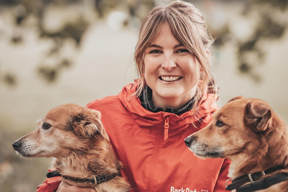 "Bark Date"-Gründerin Dr. Lisa Williamson mit ihren eigenen beiden Hunden aus dem Tierschutz.