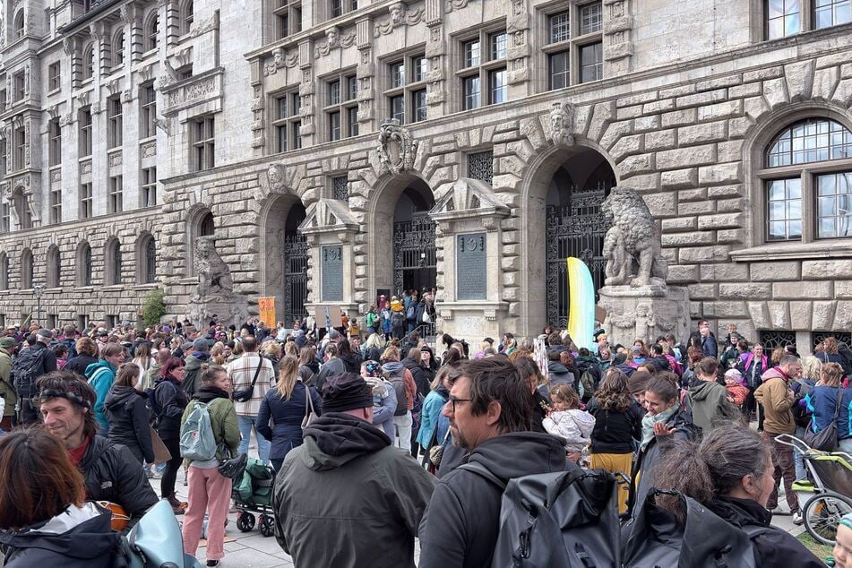 Vor dem Rathaus protestierten am Mittwoch zahlreiche Menschen gegen Kürzungen bei Kitas, Horten und Co.