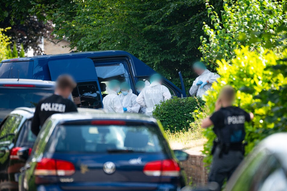 Polizeibeamte und Ermittler sind nach der Tötung einer 44-Jährigen in Kiel im Einsatz.