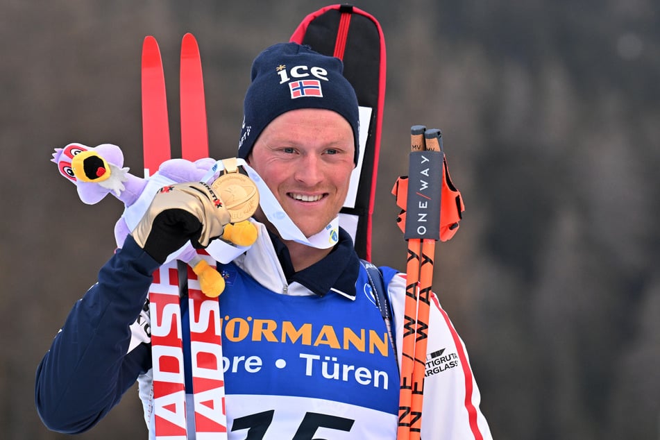 Im Februar 2025 erlebte Endre Strømsheim (28) seinen Karriere-Höhepunkt, als er Gold im WM-Massenstart gewann. Elf Monate später steht er vor den Scherben seiner Saison.