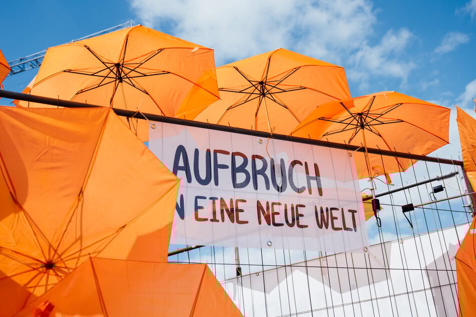 Entsteht die "Neue Welt" gerade in einem Kuppelzelt in der deutschen Bundeshauptstadt?