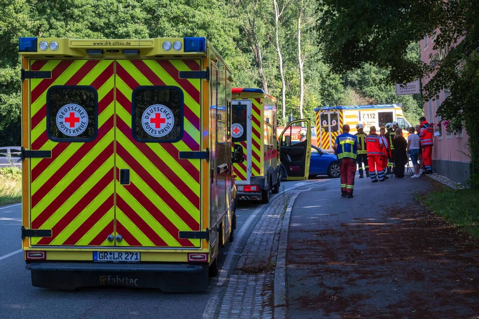 Alle sechs Insassen in den drei Fahrzeugen wurden verletzt.