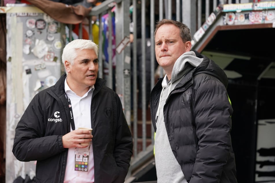 Sportchef Andreas Bornemann (52, l.) und Vereinspräsident Oke Göttlich (50) müssen sich fragen: Wie kann man sich als FC St. Pauli in der Bundesliga etablieren?