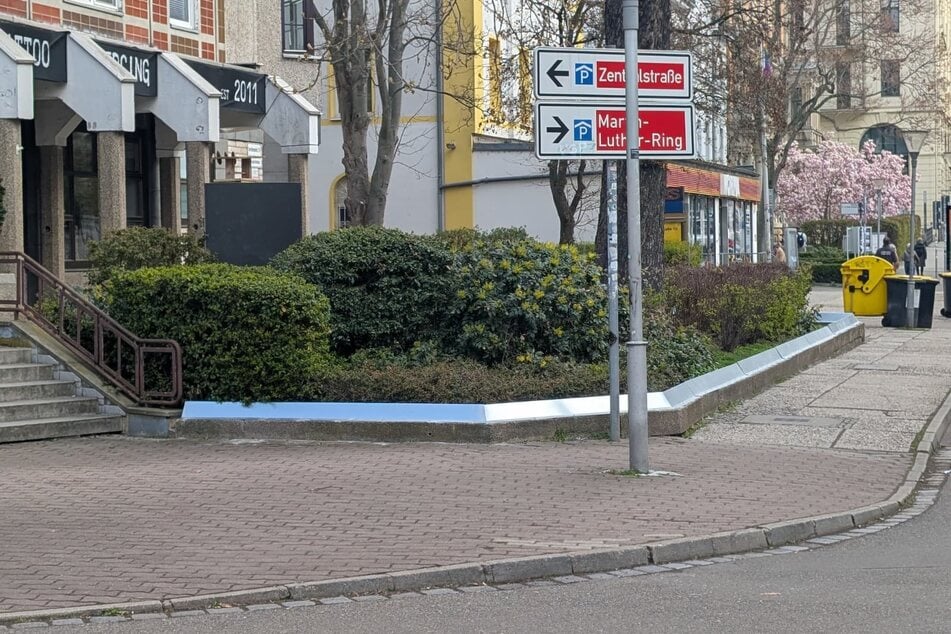 Durch die Bauweise ist es unmöglich, auf den Mauern zu sitzen. Rechts im Hintergrund ist die Norma-Filiale zu erkennen.