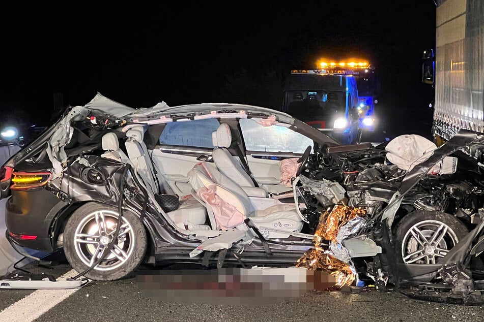 Unfall A3: Porsche rast auf A3 in Stauende: Beifahrerin (†45) sofort tot!