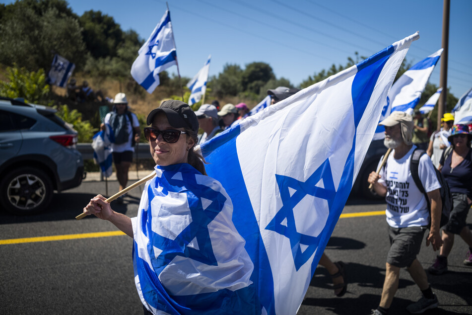 Die Demonstranten wollen im Jerusalemer Central Park in der Nähe des israelischen Parlaments (Knesset) campieren, wo die Regierung spätestens am 24. Juli 2023 über die Reformen abstimmen wird.