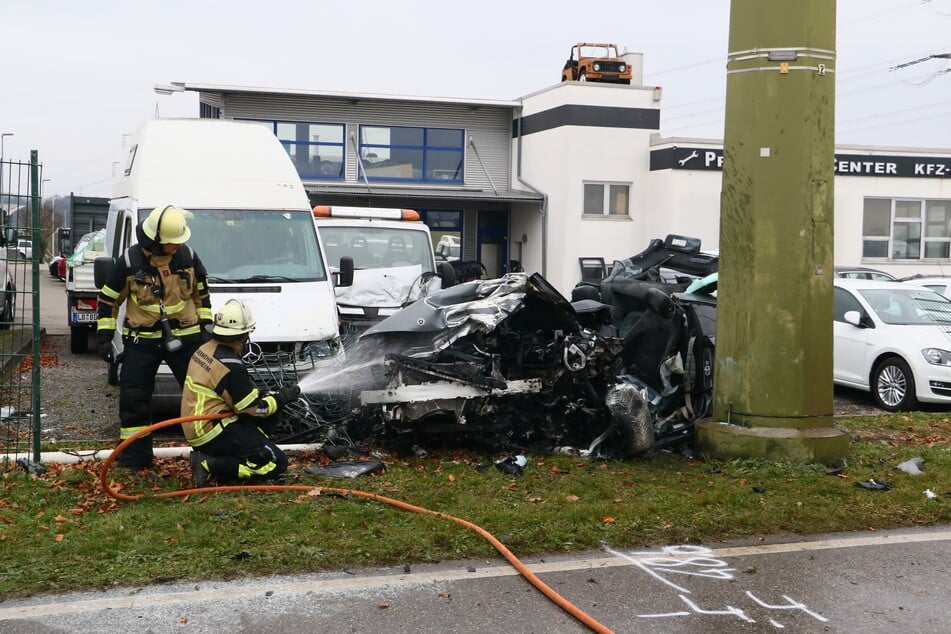 Die Feuerwehr kümmerte sich um das brennende Wrack.