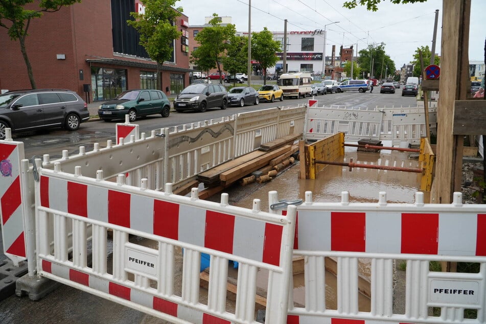 Ein Wasserrohrbruch sorgte für eine Vollsperrung der Zschocherschen Straße.