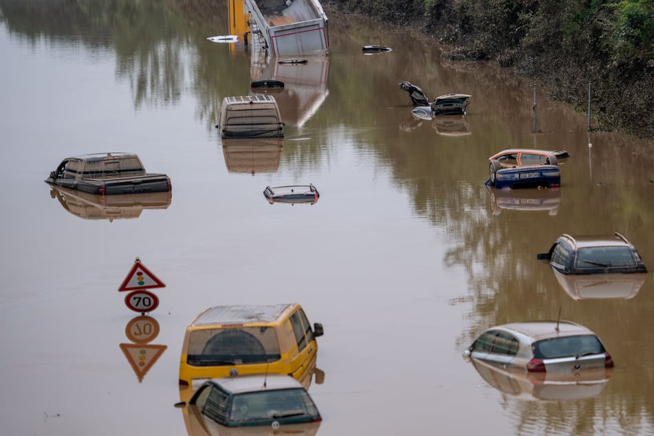 Nordrhein-Westfalen, Erftstadt: Autos stehen auf der überfluteten Bundesstraße 265 im Wasser.