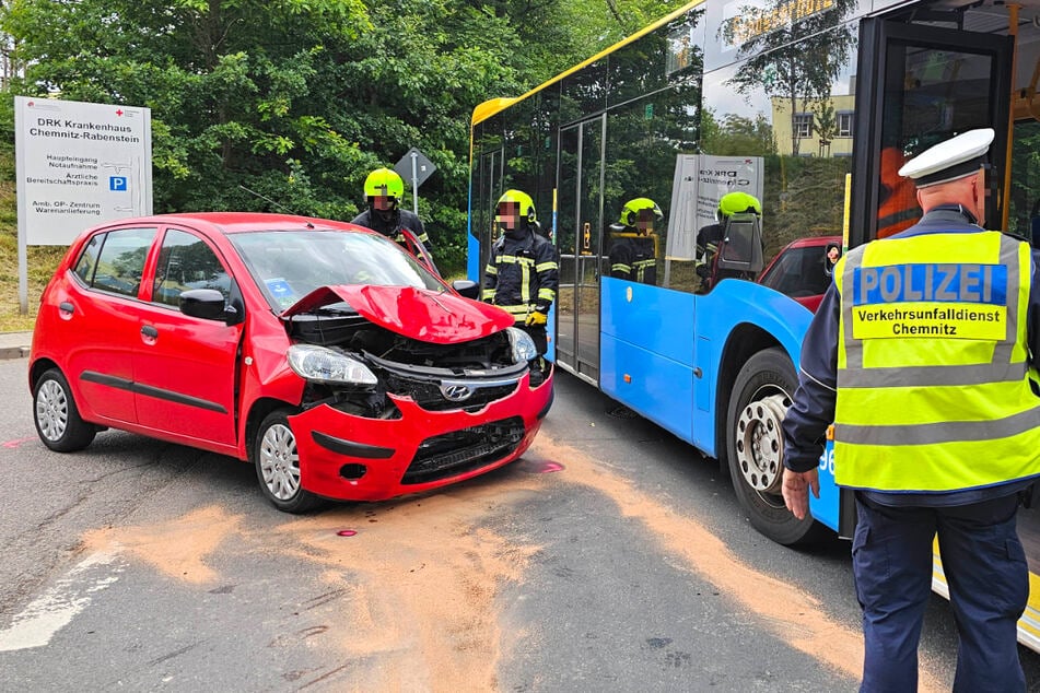 Der Hyundai krachte am Freitagnachmittag gegen den Linienbus.