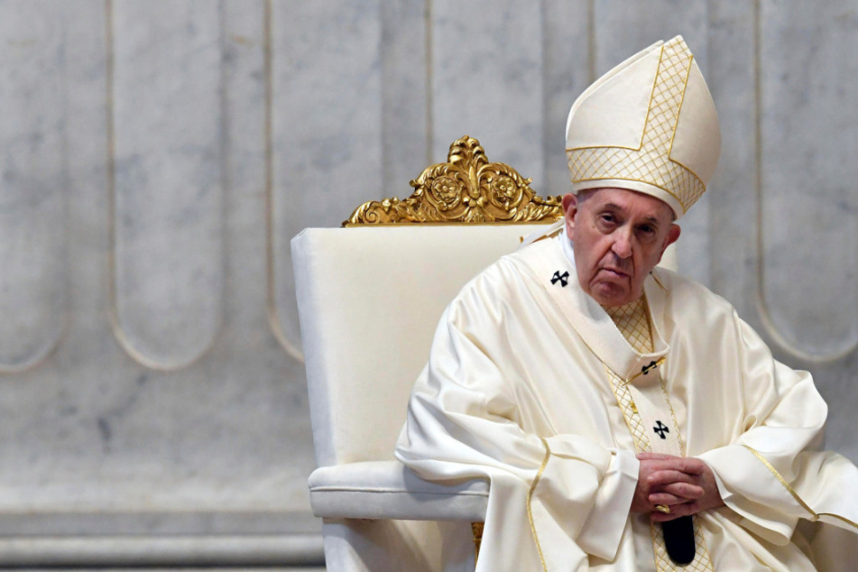 Papst Franziskus nimmt an der Gründonnerstagsmesse im fast menschenleeren Petersdom teil.