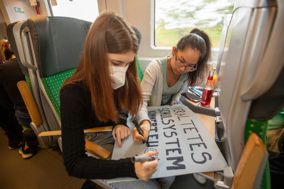 Die gesammelten Erfahrungen aus Gesprächen während der Fahrt bringen die Schüler auf Plakaten zum Ausdruck.